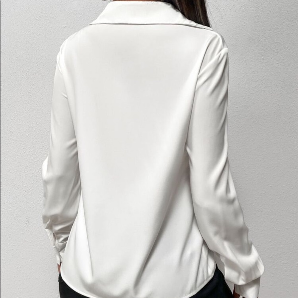 🐚 CLASSIC WHITE TWIST FRONT BLOUSE! - Picture 2 of 7